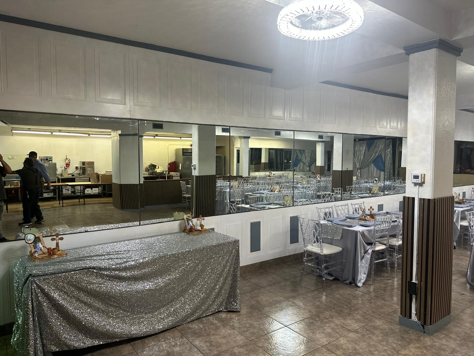 Mirrored wall and sequined sweetheart table at a Bud's Buffet event